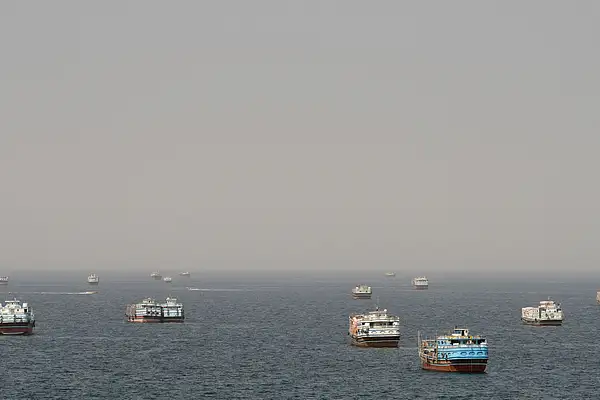 霍尔木兹海峡周边局势紧张,能源与 commodity 运输通道受关注